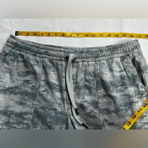 ATHLETA Blue and white Fog Camo FARALLON shorts size XL - Picture 13 of 14